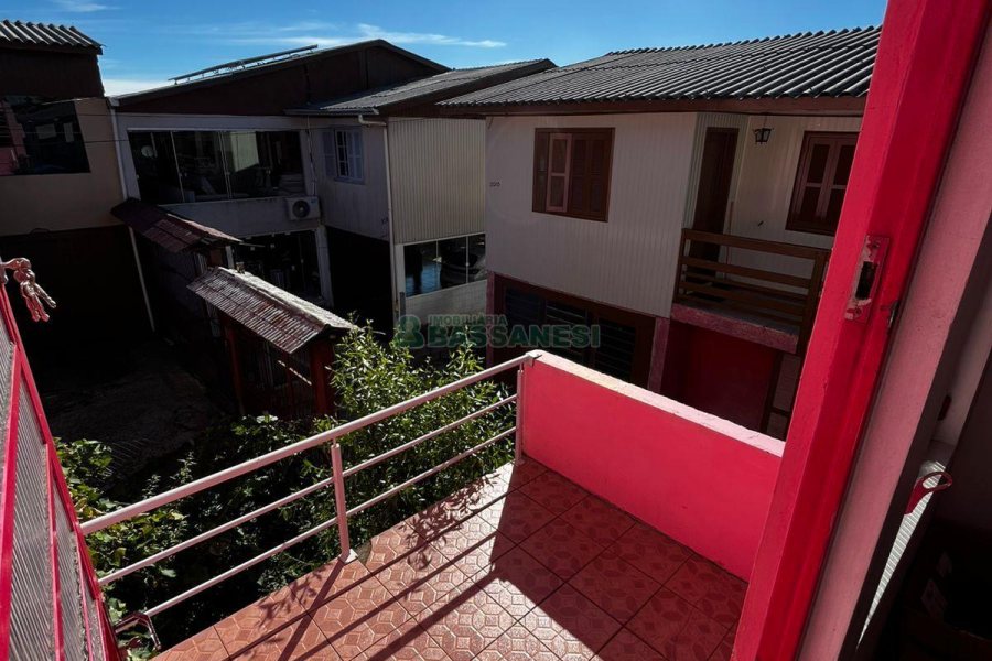 Casa com 194m², 6 dormitórios, 1 vaga, no bairro São Caetano em Caxias do Sul para Alugar ou Comprar