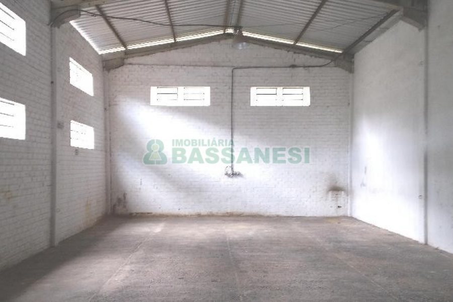 Pavilhão com 210m², no bairro Universitário em Caxias do Sul para Alugar
