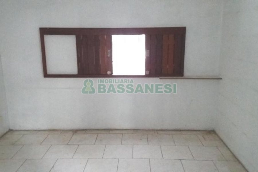Pavilhão com 210m², no bairro Universitário em Caxias do Sul para Alugar