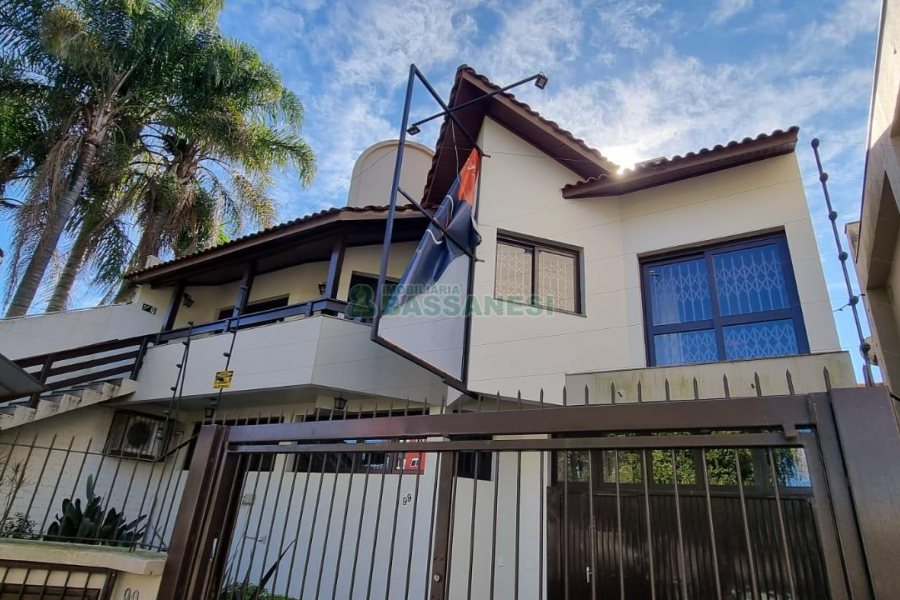 Casa com 365m², 3 dormitórios, 2 vagas, no bairro Jardim América em Caxias do Sul para Comprar