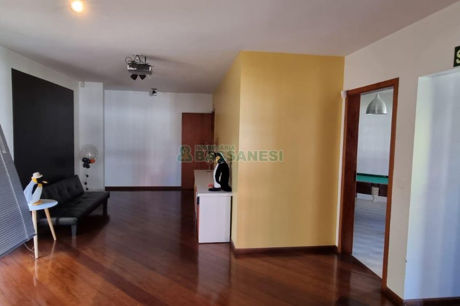 Casa com 365m², 3 dormitórios, 2 vagas, no bairro Jardim América em Caxias do Sul para Comprar