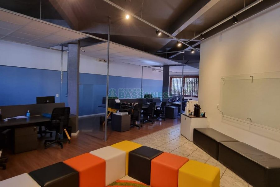 Casa com 365m², 3 dormitórios, 2 vagas, no bairro Jardim América em Caxias do Sul para Comprar