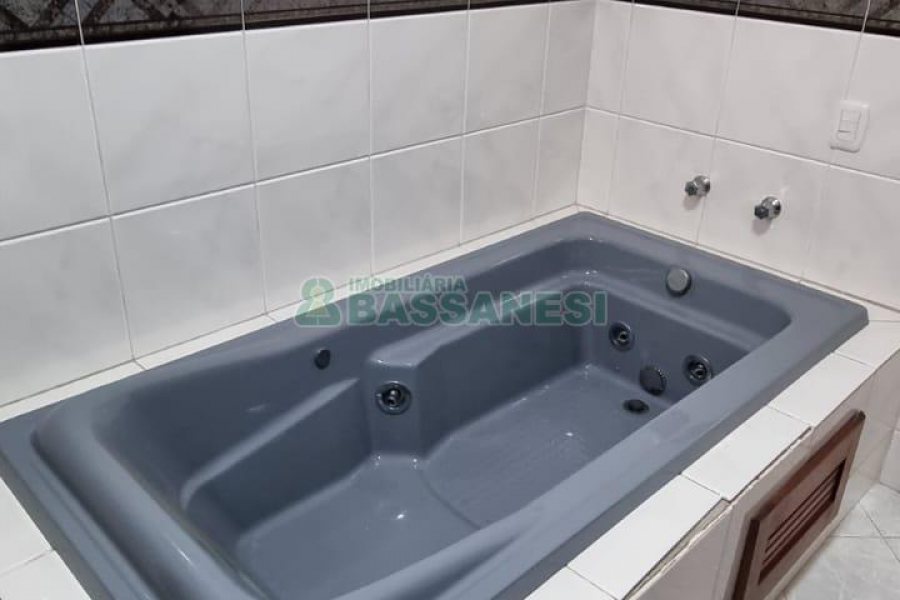 Casa com 365m², 3 dormitórios, 2 vagas, no bairro Jardim América em Caxias do Sul para Comprar