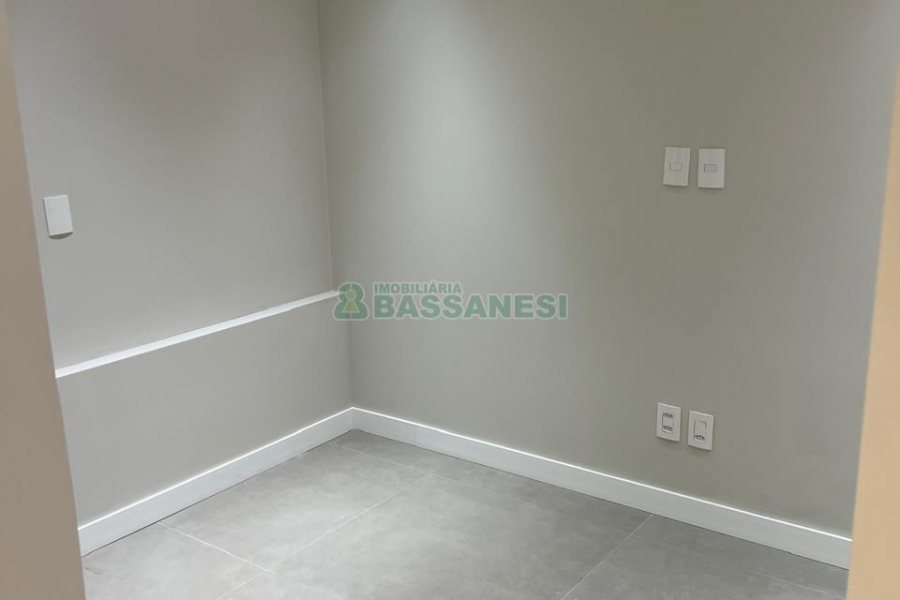 Sala Mobiliada com 40m², 2 vagas, no bairro Sanvitto em Caxias do Sul para Comprar