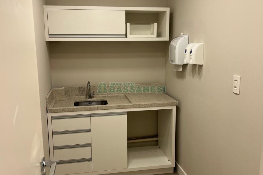 Sala Mobiliada com 40m², 2 vagas, no bairro Sanvitto em Caxias do Sul para Comprar