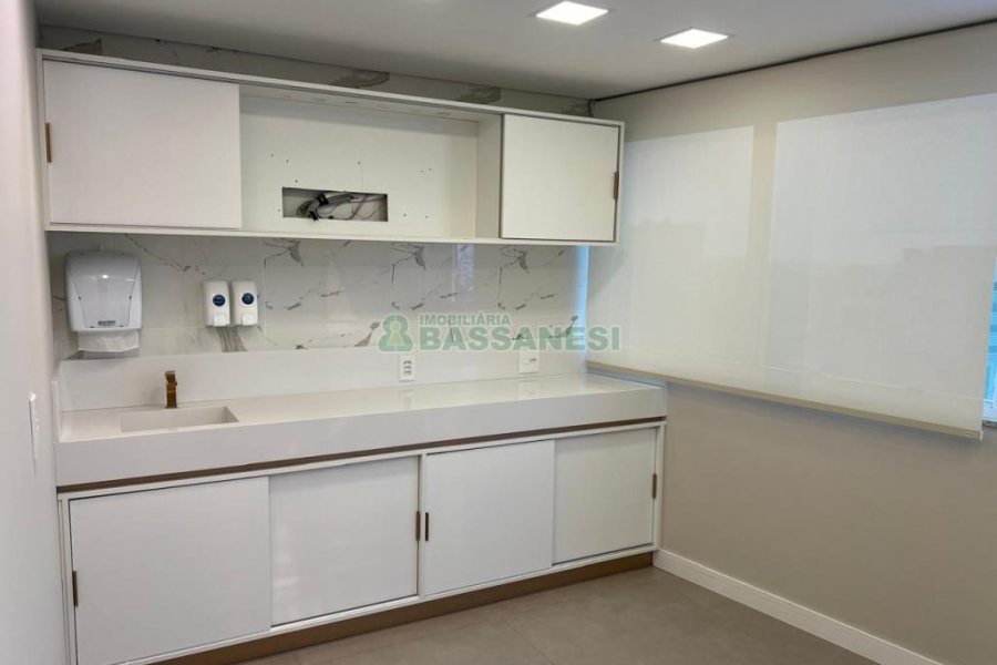 Sala Mobiliada com 40m², 2 vagas, no bairro Sanvitto em Caxias do Sul para Comprar