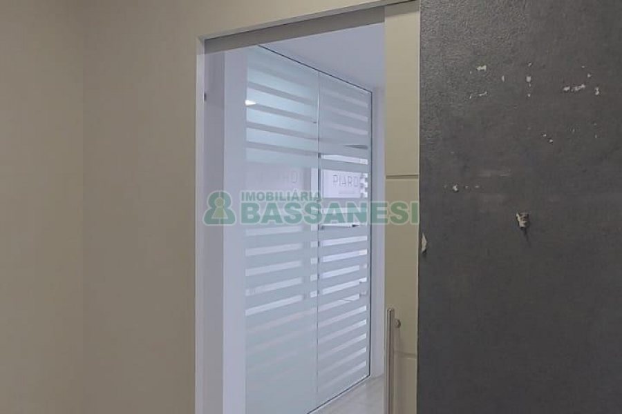 Sala com 37m², 2 vagas, no bairro Centro em Caxias do Sul para Alugar ou Comprar