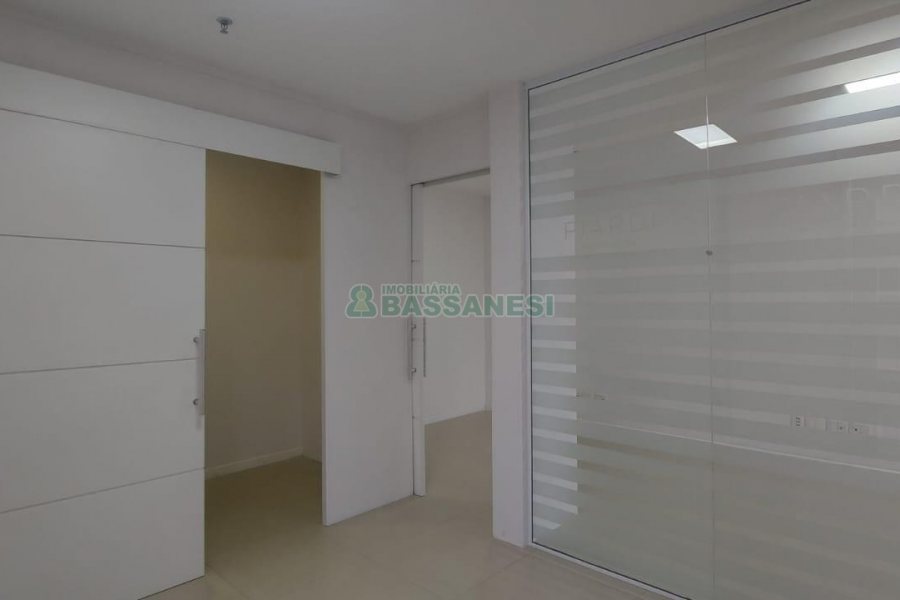 Sala com 37m², 2 vagas, no bairro Centro em Caxias do Sul para Alugar ou Comprar