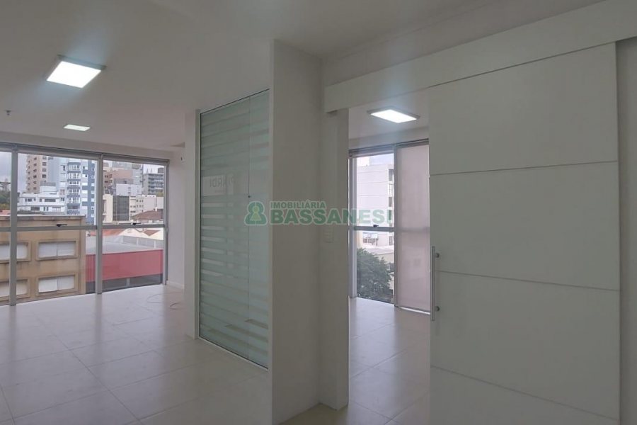Sala com 37m², 2 vagas, no bairro Centro em Caxias do Sul para Alugar ou Comprar