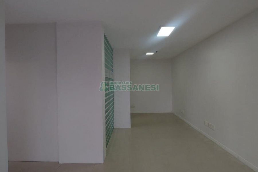 Sala com 37m², 2 vagas, no bairro Centro em Caxias do Sul para Alugar ou Comprar