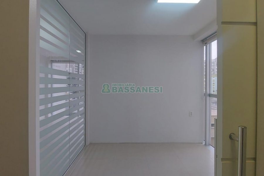 Sala com 37m², 2 vagas, no bairro Centro em Caxias do Sul para Alugar ou Comprar