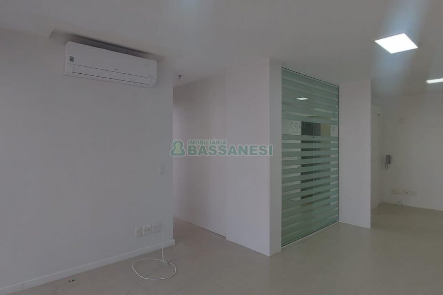 Sala com 37m², 2 vagas, no bairro Centro em Caxias do Sul para Alugar ou Comprar