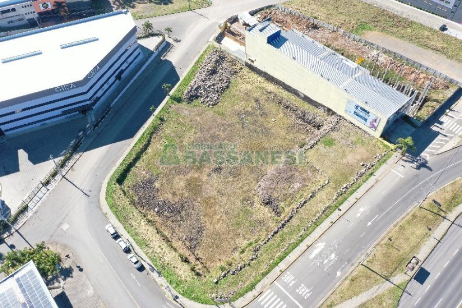 Loja com 4000m², 160 vagas, no bairro Cinqüentenário em Caxias do Sul para Alugar