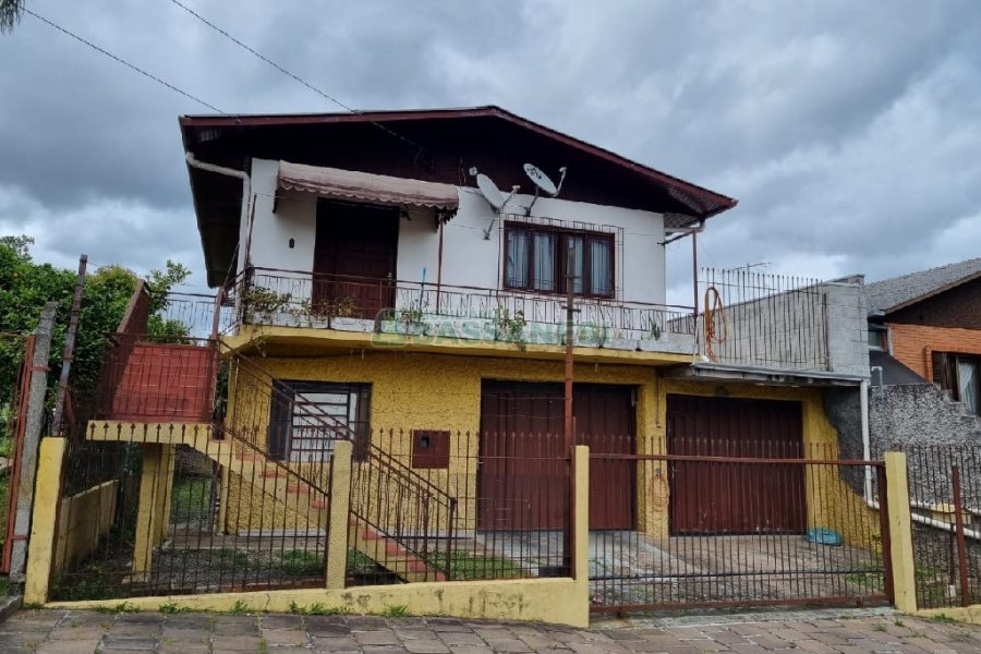 Casa com 200m², 3 dormitórios, 2 vagas, no bairro Fatima em Caxias do Sul para Comprar