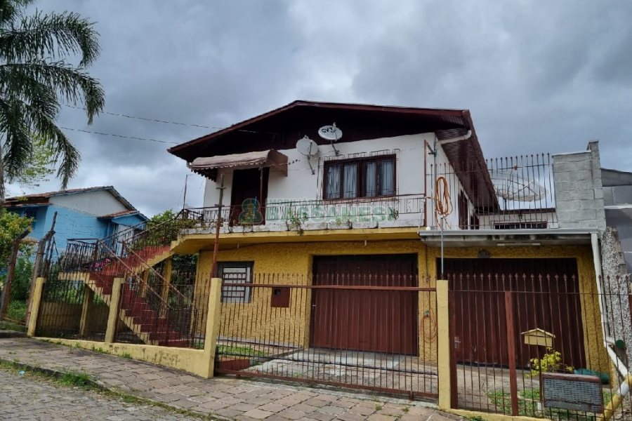 Casa com 200m², 3 dormitórios, 2 vagas, no bairro Fatima em Caxias do Sul para Comprar