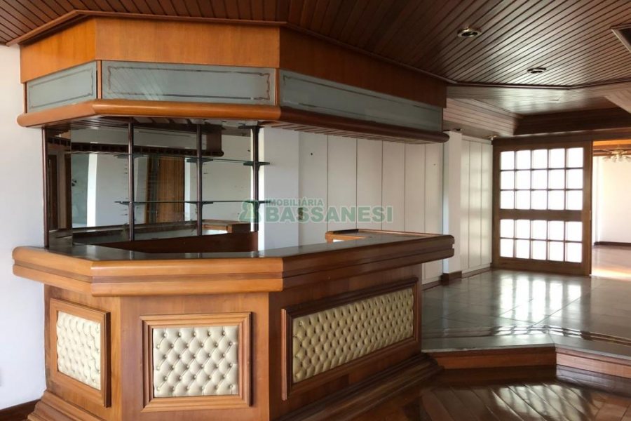 Apartamento com 272m², 3 dormitórios, 2 vagas, no bairro Centro em Caxias do Sul para Comprar