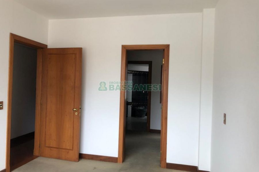 Apartamento com 272m², 3 dormitórios, 2 vagas, no bairro Centro em Caxias do Sul para Comprar