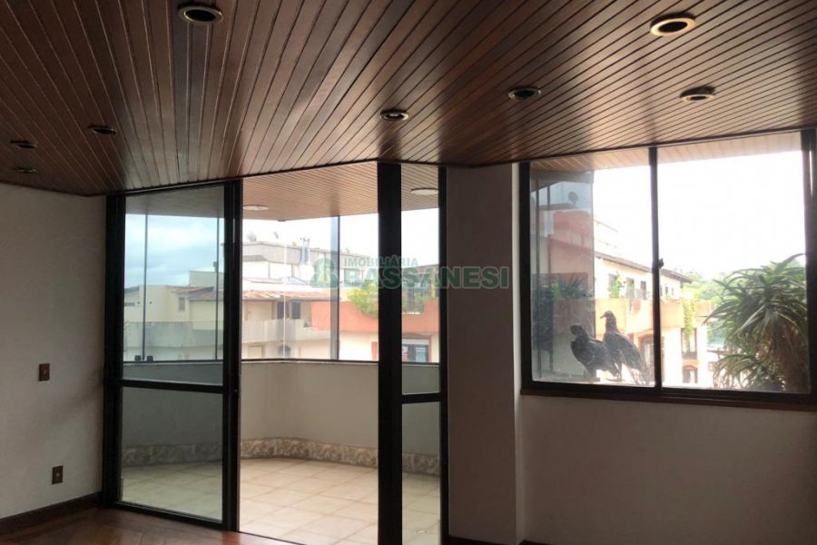 Apartamento com 272m², 3 dormitórios, 2 vagas, no bairro Centro em Caxias do Sul para Comprar