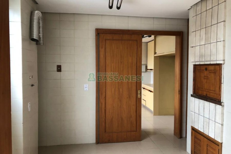 Apartamento com 272m², 3 dormitórios, 2 vagas, no bairro Centro em Caxias do Sul para Comprar