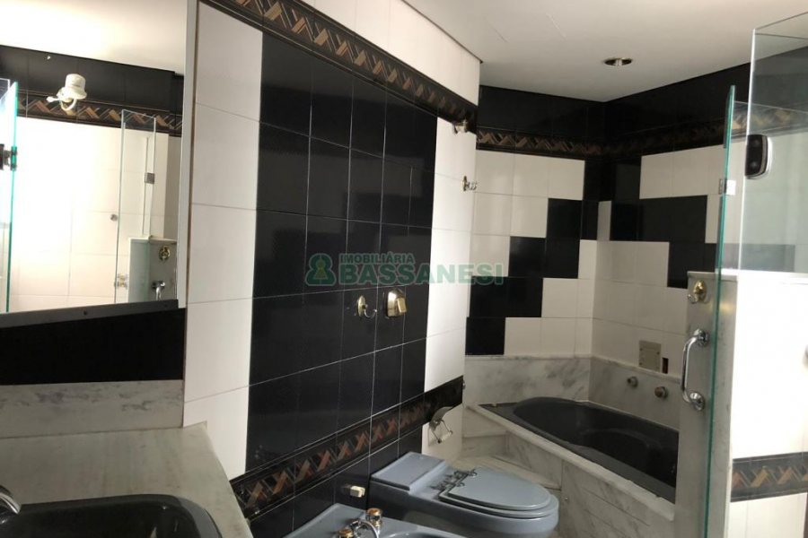 Apartamento com 272m², 3 dormitórios, 2 vagas, no bairro Centro em Caxias do Sul para Comprar