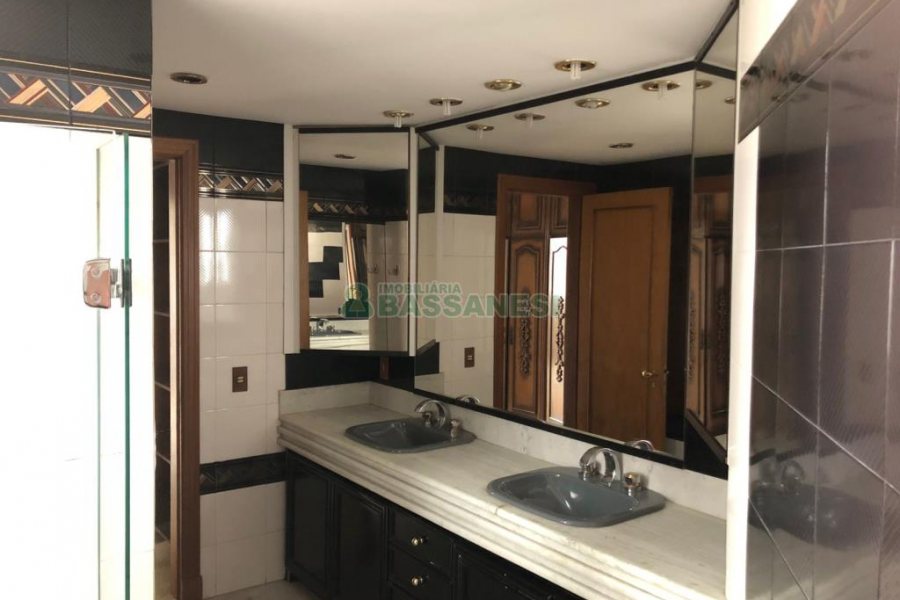 Apartamento com 272m², 3 dormitórios, 2 vagas, no bairro Centro em Caxias do Sul para Comprar