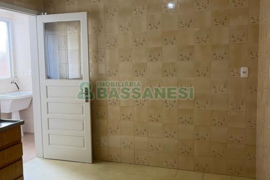 Apartamento com 120m², 4 dormitórios, 1 vaga, no bairro Centro em Caxias do Sul para Alugar