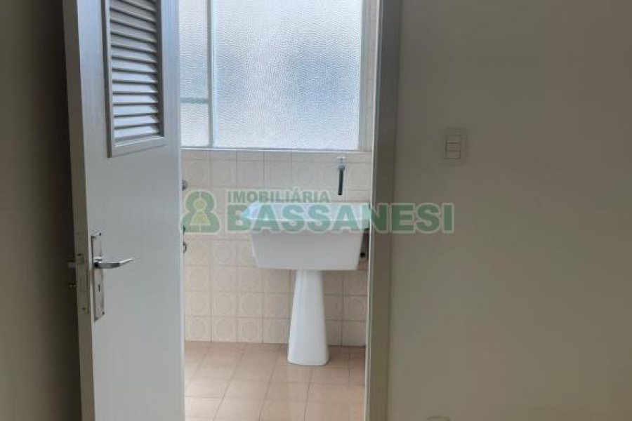 Apartamento com 120m², 4 dormitórios, 1 vaga, no bairro Centro em Caxias do Sul para Alugar