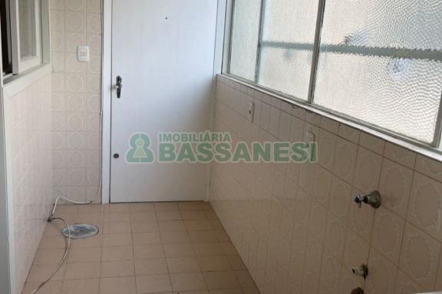 Apartamento com 120m², 4 dormitórios, 1 vaga, no bairro Centro em Caxias do Sul para Alugar