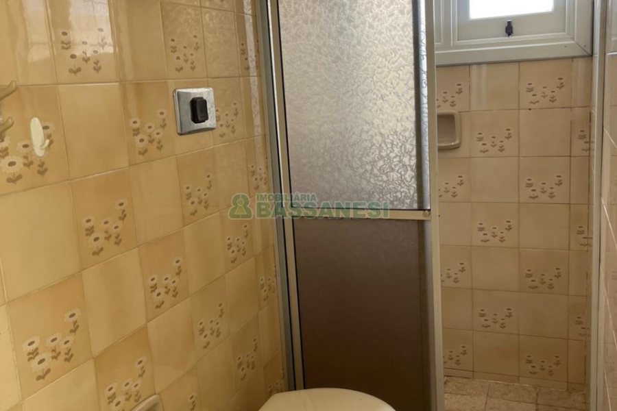 Apartamento com 120m², 4 dormitórios, 1 vaga, no bairro Centro em Caxias do Sul para Alugar