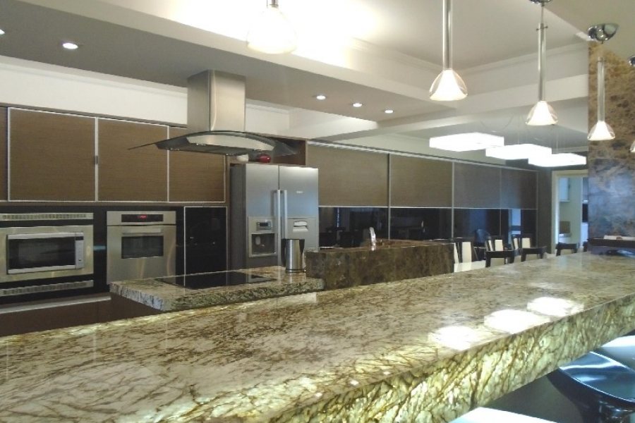 Apto Mobiliado com 250m², 3 dormitórios, 2 vagas, no bairro São Pelegrino em Caxias do Sul para Comprar