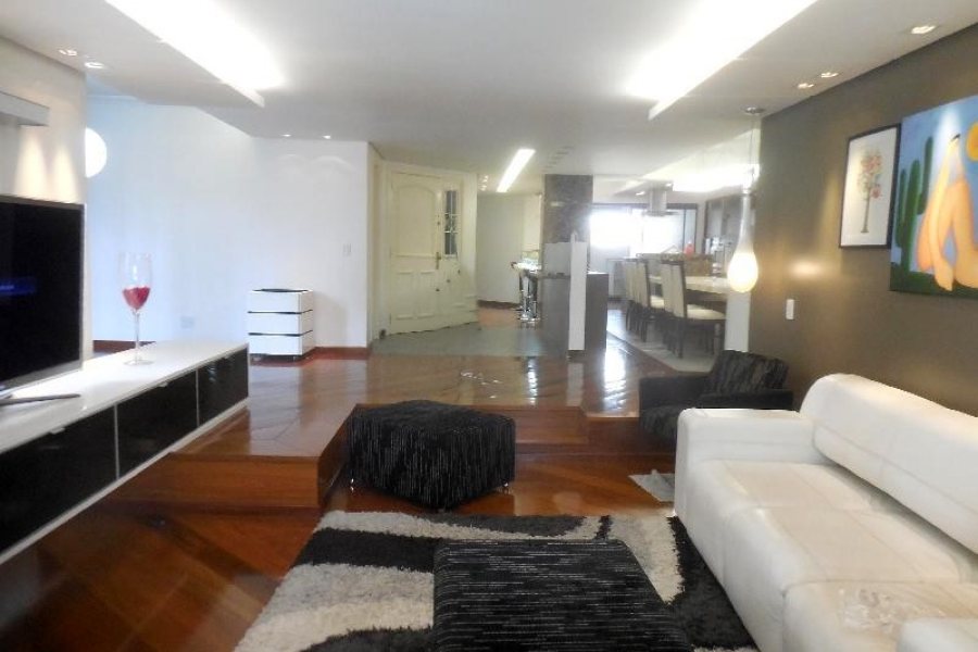 Apto Mobiliado com 250m², 3 dormitórios, 2 vagas, no bairro São Pelegrino em Caxias do Sul para Comprar