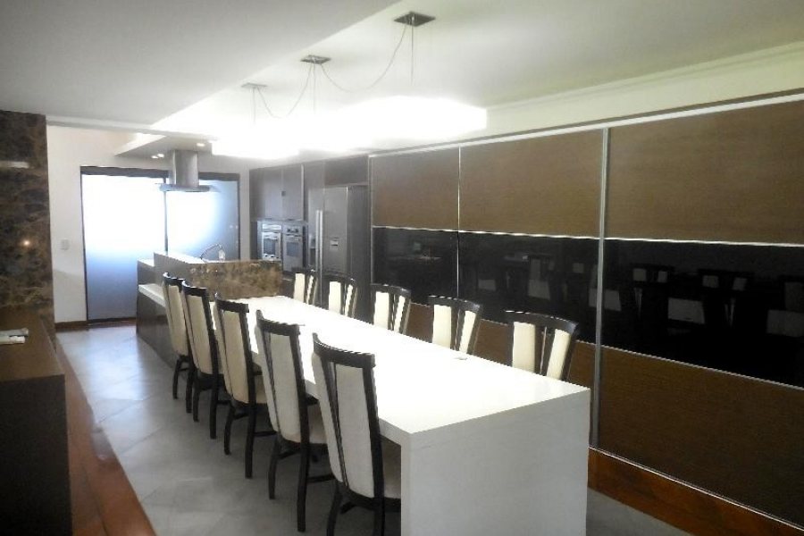 Apto Mobiliado com 250m², 3 dormitórios, 2 vagas, no bairro São Pelegrino em Caxias do Sul para Comprar