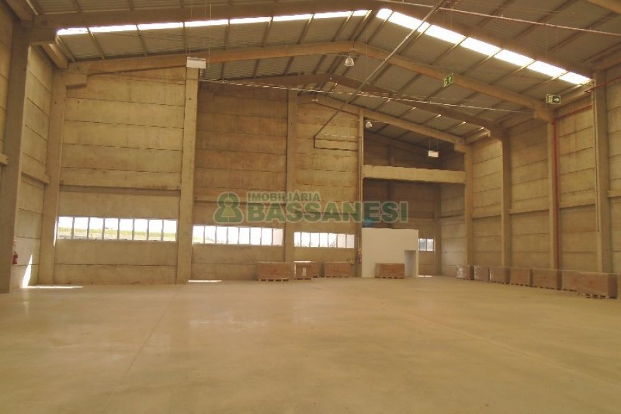 Pavilhão com 1534m², no bairro Forqueta em Caxias do Sul para Alugar