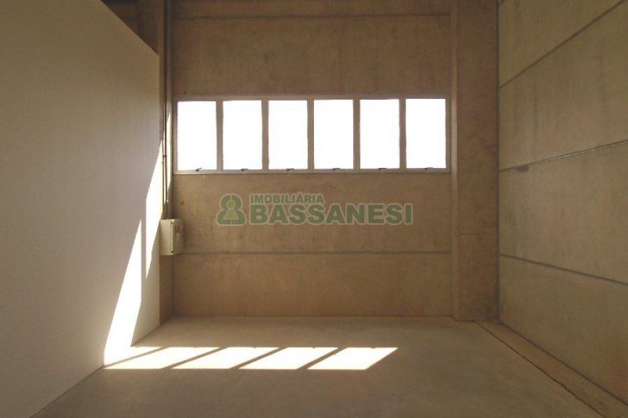 Pavilhão com 1534m², no bairro Forqueta em Caxias do Sul para Alugar