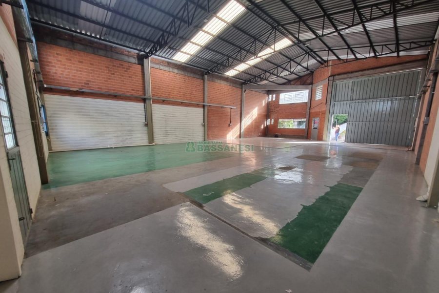 Pavilhão com 280m², no bairro Esplanada em Caxias do Sul para Alugar