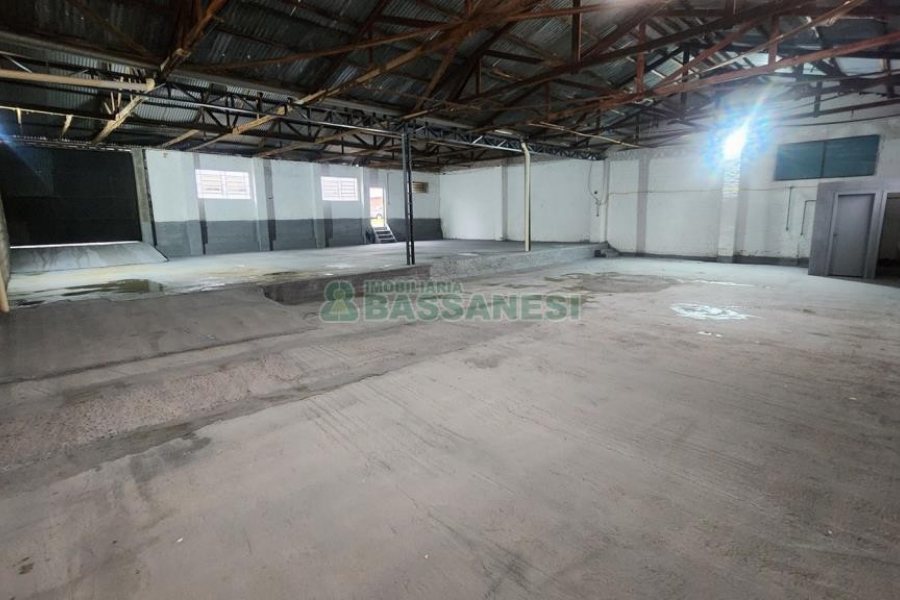 Pavilhão com 400m², no bairro São José em Caxias do Sul para Alugar