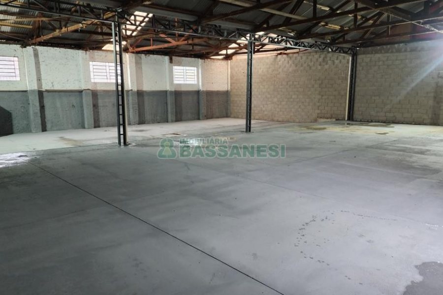 Pavilhão com 400m², no bairro São José em Caxias do Sul para Alugar