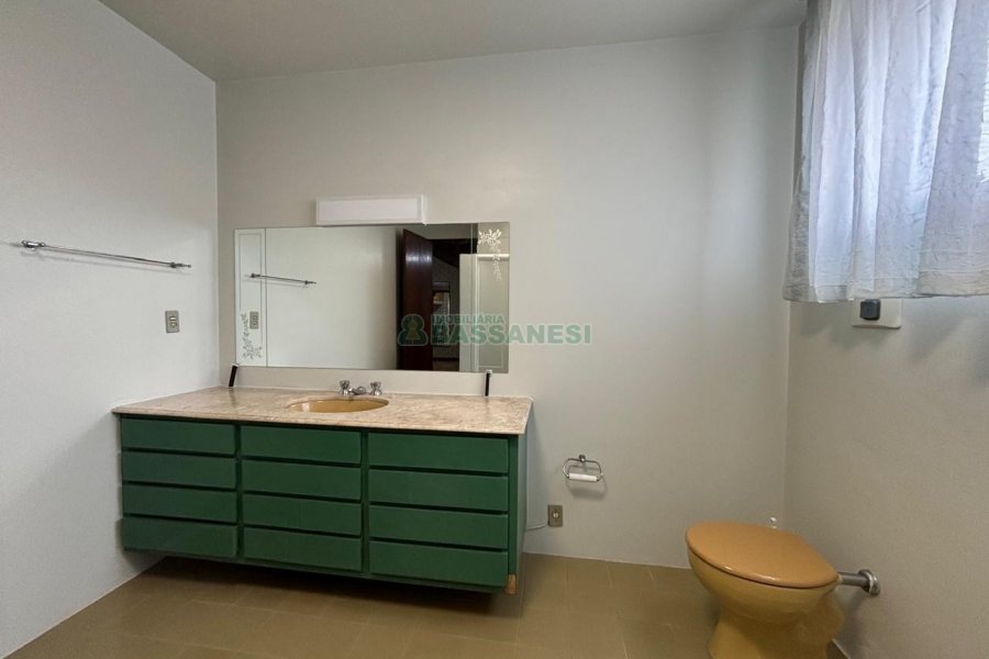 Loja com 980m², 6 vagas, no bairro Centro em Caxias do Sul para Alugar