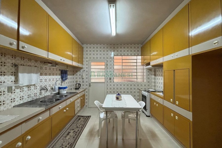 Loja com 980m², 6 vagas, no bairro Centro em Caxias do Sul para Alugar