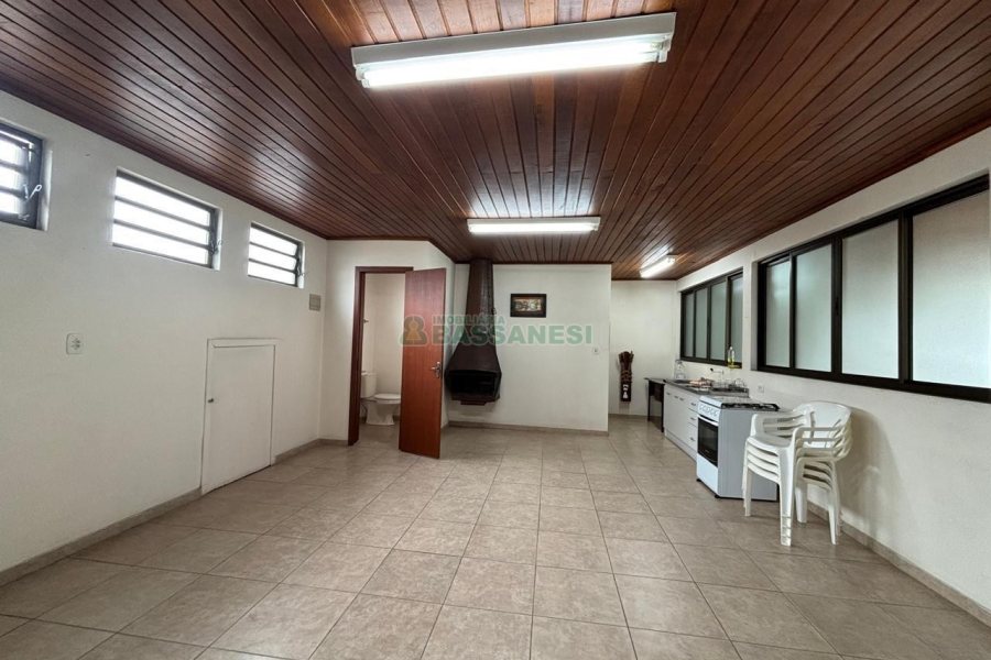 Loja com 980m², 6 vagas, no bairro Centro em Caxias do Sul para Alugar