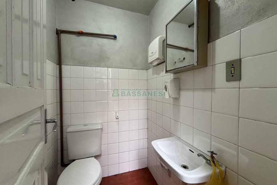 Loja com 980m², 6 vagas, no bairro Centro em Caxias do Sul para Alugar