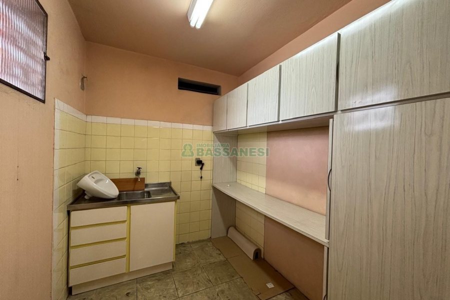 Loja com 980m², 6 vagas, no bairro Centro em Caxias do Sul para Alugar