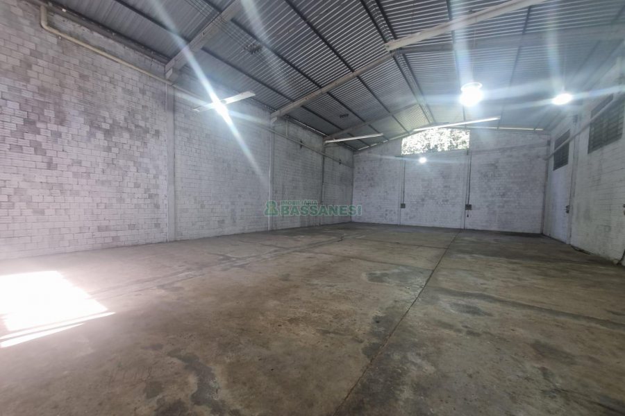 Pavilhão com 340m², no bairro Marechal Floriano em Caxias do Sul para Alugar