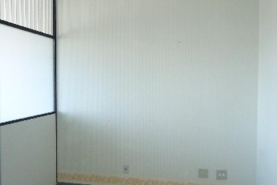 Sala com 42m², no bairro Centro em Caxias do Sul para Alugar ou Comprar