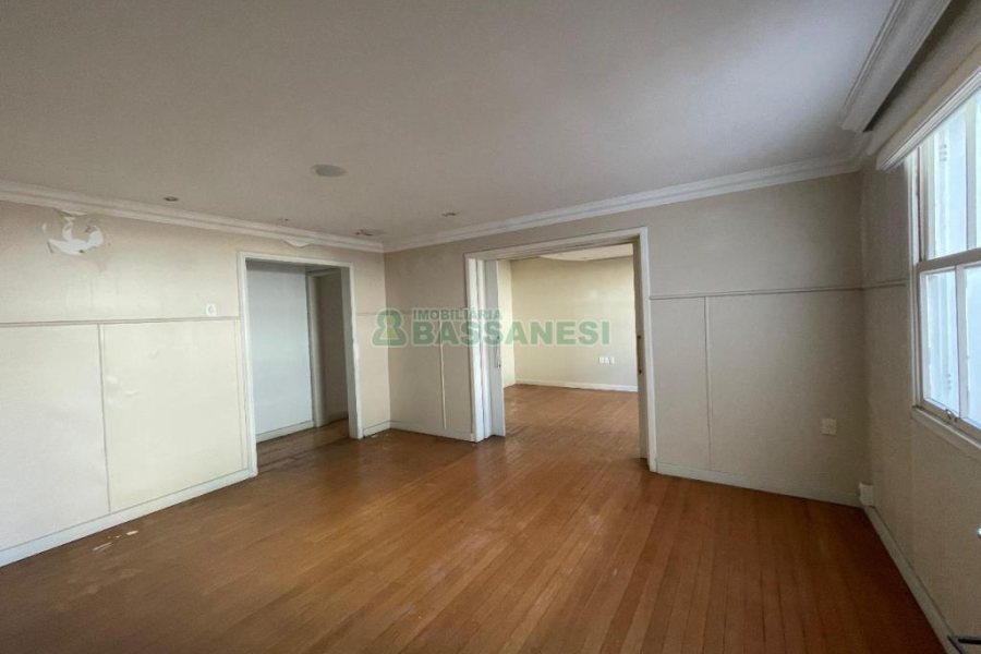 Casa com 300m², no bairro Centro em Caxias do Sul para Comprar