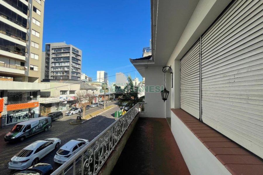 Casa com 300m², no bairro Centro em Caxias do Sul para Comprar