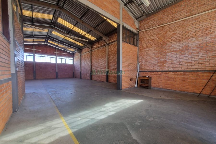 Pavilhão com 300m², no bairro Centenário em Caxias do Sul para Alugar