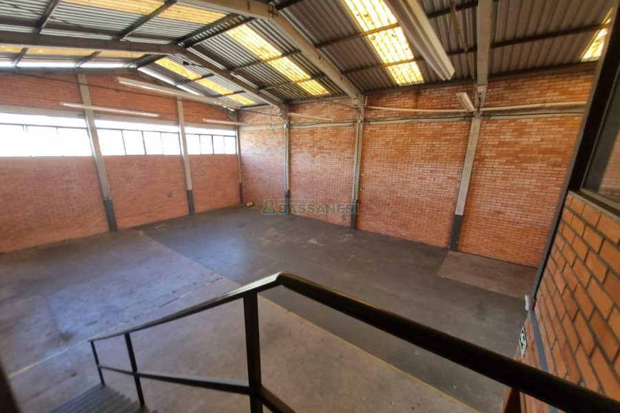 Pavilhão com 300m², no bairro Centenário em Caxias do Sul para Alugar