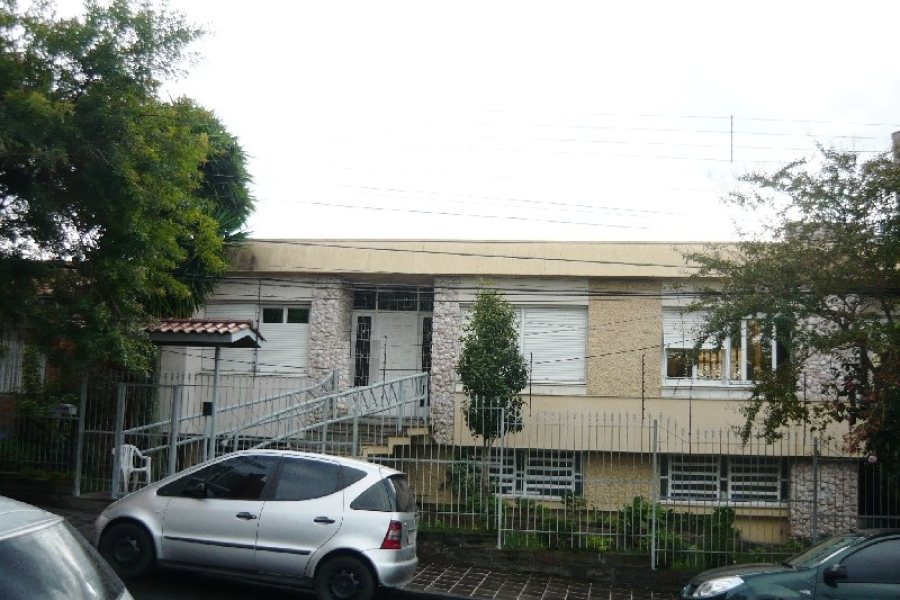 Casa com 250m², 4 dormitórios, 5 vagas, no bairro Pio X em Caxias do Sul para Comprar