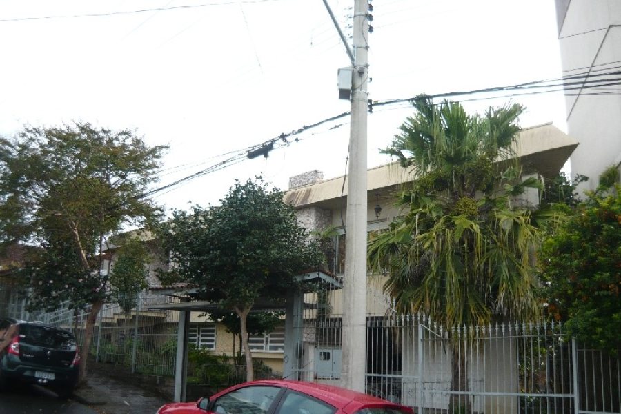 Casa com 250m², 4 dormitórios, 5 vagas, no bairro Pio X em Caxias do Sul para Comprar